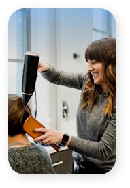Coiffeur dans son salon